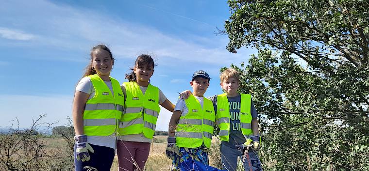 Gemeinsam schützen die Schüler*innen der 4b die biologische Vielfalt der Alten Schanzen. © LPV/ L.Reimoser Berger Schulkinder beim Pflegeeinsatz