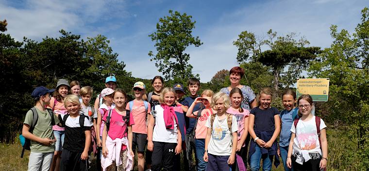 Die Schüler*innen der 4a entdecken den Trockenrasen. © LPV/ J.Fischer Schulklasse am Trockenrasen