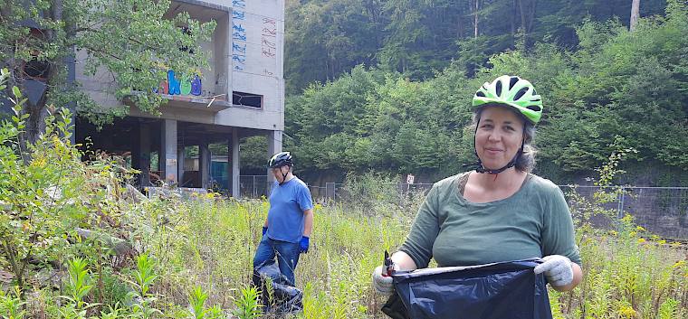 Goldruten werden im Restmüll entsorgt, da sie im Biomüll oder auf dem Kompost wieder austreiben können. © LPV/ M.Steiner Freiwillige mit Müllsack