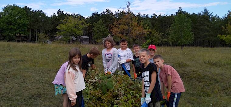Wenn alle zusammenhelfen, können sogar die schwersten Planen getragen werden. © LPV/D.Lambropoulos Kinder tragen Plane.