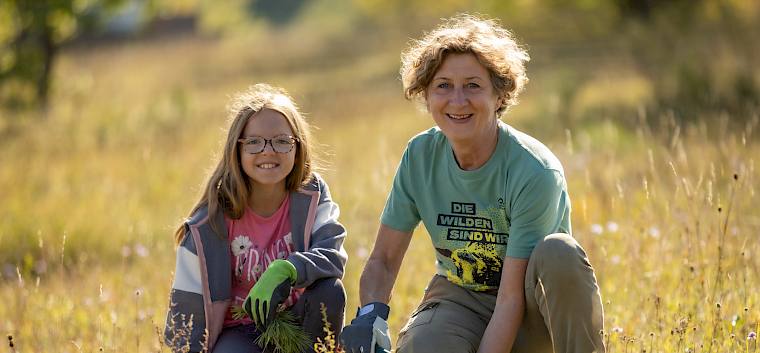 Nur mit der Hilfe vieler Freiwilliger kann die wertvolle Natur am Symposion erhalten werden. © M.Digruber Freiwillige am Trockenrasen