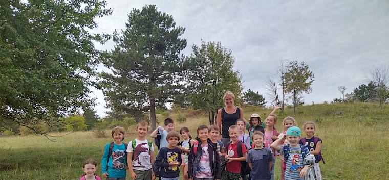 Die Schüler*innen der 2a halfen heute, die Trockenrasen in Lindabrunn zu erhalten. © LPV/D.Lambropoulos Gruppenfoto am Trockenrasen