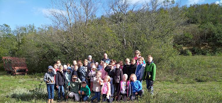 Die Schülerinnen der 2. und 4. Klasse halfen heute mit, die biologische Vielfalt zu erhalten. © LPV/ D.Lambropoulos Gruppenfoto am Trockenrasen