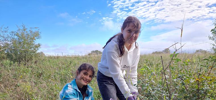 Mit der Astschere wurden kleine Büsche und Bäume entfernt, um mehr Platz für seltene Trockenrasenarten zu schaffen. © LPV/B.Sabek Kinder mit Astschere