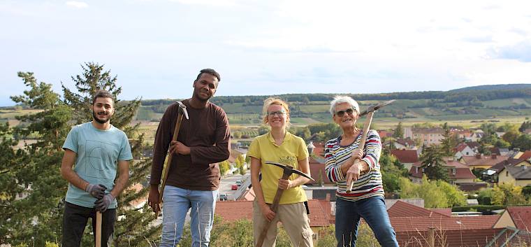 Am Nachmittag halfen fünf Freiwillige bei der Trockenrasenpflege mit (einer davon hinter der Kamera). © LPV/F. Hohn Gruppenfoto der Freiwilligen