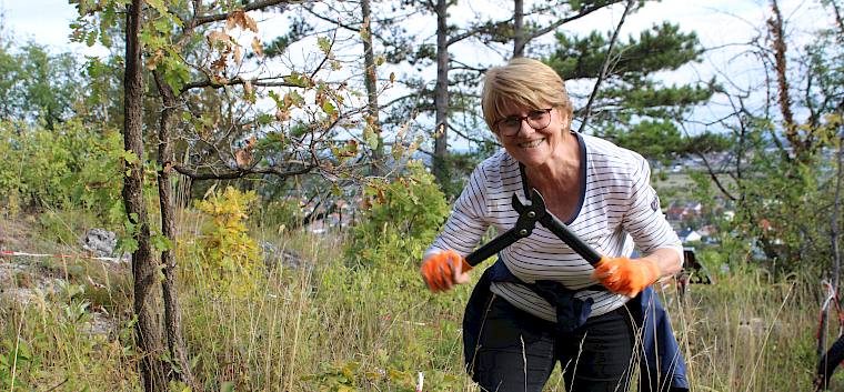 Mit der Astschere für die biologische Vielfalt! © LPV/F. Hohn Freiwillige mit Astschere