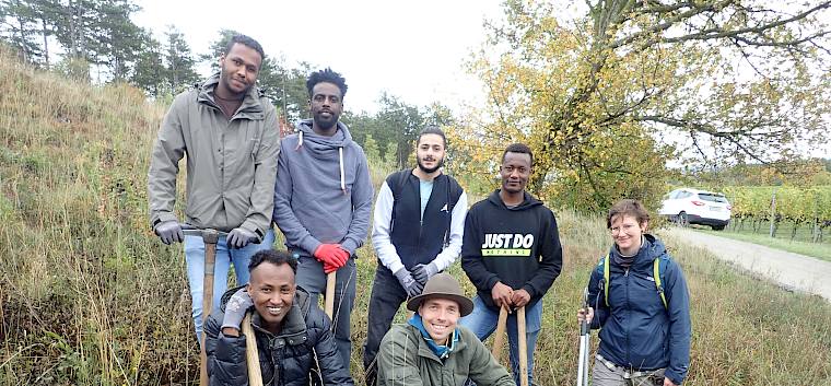 Gemeinsam pflegten die Freiwilligen heute die Trockenrasen am Hüterriegel. © LPV/I. Drozdowski Freiwillige am Trockenrasen