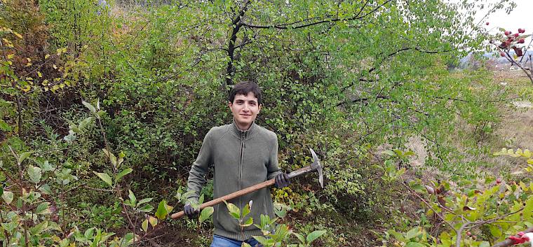 Mit dem Krampen wurden die Gebüsche mitsamt Wurzel ausgehackt. © LPV/M. Steiner Freiwilliger mit Krampen