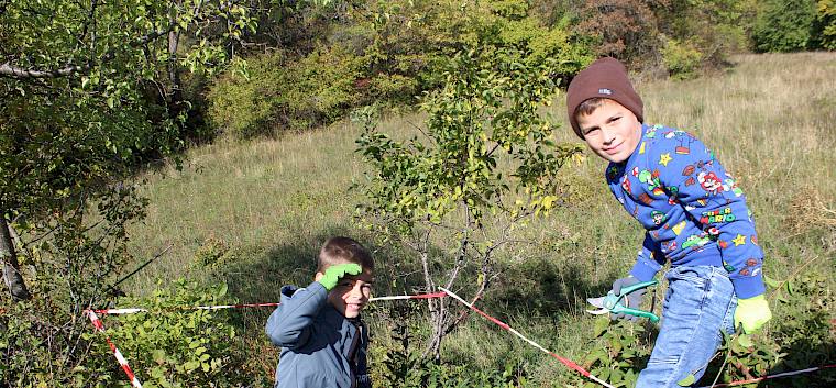 Trockenrasen statt Klassenzimmer! © LPV/F. Hohn Kinder bei Landschaftspflege
