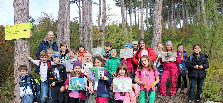 Die 2b der VS Gainfarn setzte sich heute für die Natur ihrer Gemeinde ein. © LPV/F. Hohn Schulklasse am Trockenrasen