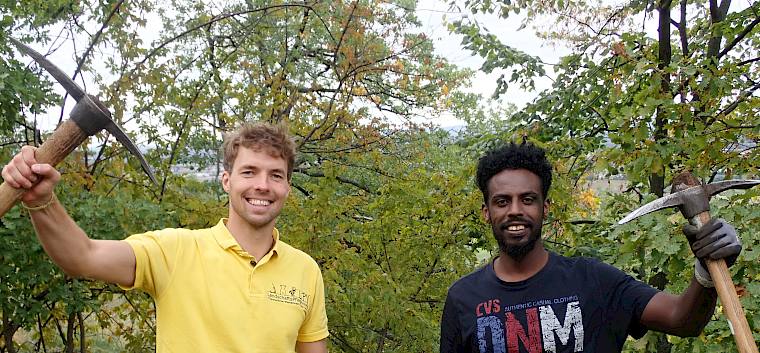 Voller Einsatz für die Trockenrasen in Pfaffstätten! © LPV/I. Drozdowski Freiwilliger mit Krampen