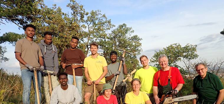 Am Nachmittag setzten sich elf engagierte Freiwillige für die biologische Vielfalt in Pfaffstätten ein. © LPV/I. Drozdowski Gruppenfoto am Trockenrasen