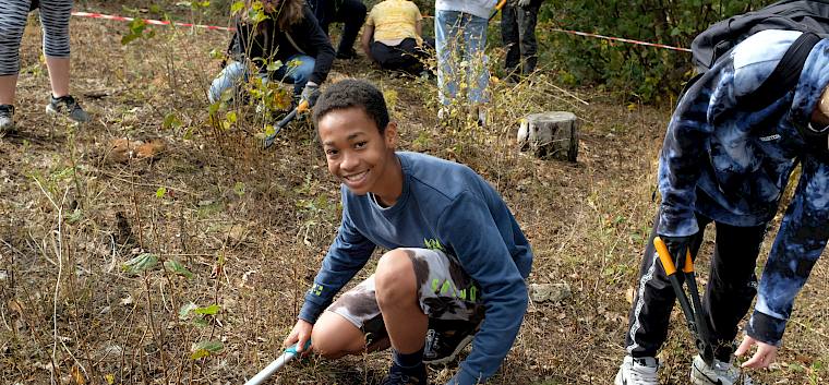 Mit der Astschere für die Artenvielfalt! © LPV/V. Winkler Kind mit Astschere