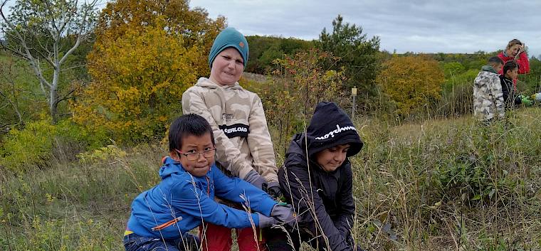 Kinder bei Landschaftspflege