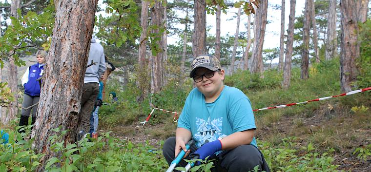Mit der Astschere setzten sich die Schüler*innen heute für die Trockenrasen ihrer Gemeinde ein. © LPV/F. Hohn Kind bei Trockenrasenpflege