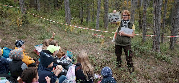 Vor der Arbeit erfuhren die Kinder viel über den Lebensraum Trockenrasen. © LPV/V. Winkler Biologin erklärt