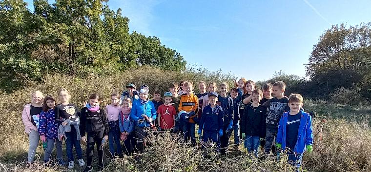 Die 4a der VS Mayerweckstraße engagierte sich heute für die Trockenrasen. © LPV/I. Wrbka-Fuchsig Schulklasse auf Trockenrasen