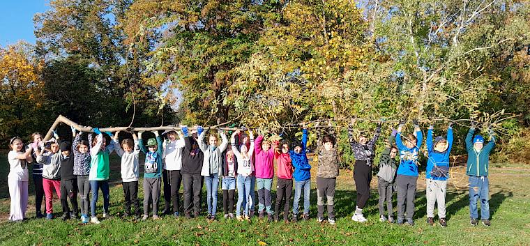Die gemeinsame Arbeit stärkt den Klassenzusammenhalt. © LPV/L. Reimoser-Berger Klasse trägt Baum.