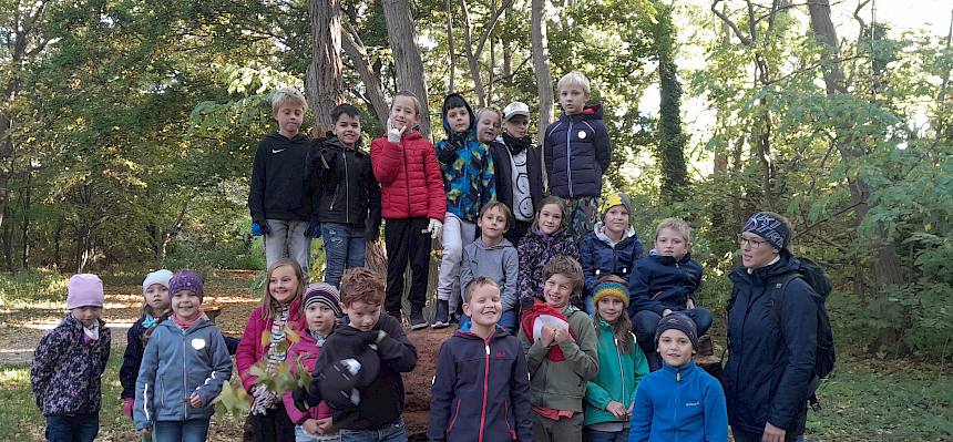 Schulklasse bei Waldprogramm