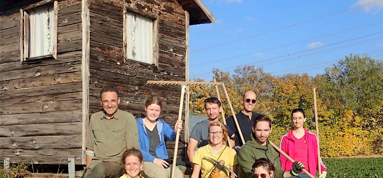 Die neun Freiwilligen bei der Pflege des Naturdenkmal Johannesberg. © LPV/I. Drozdowski Gruppenfoto der Freiwilligen