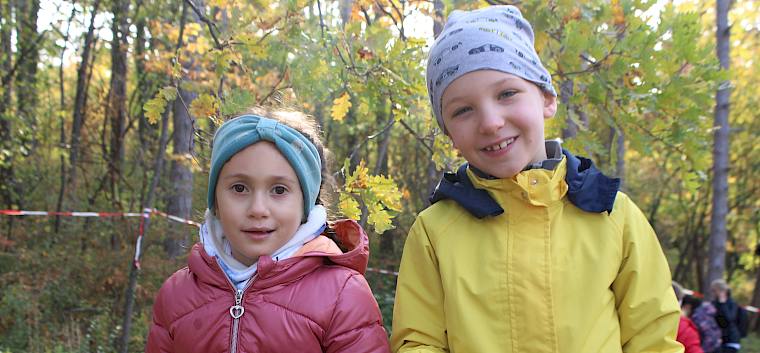 Während der Arbeit konnten die Kinder viele Tiere entdecken. © LPV/F. Hohn Kinder mit Weinbergschnecke