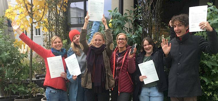 Die Praktikant*innen freuten sich über das Zertifikat und den Ausbildungsgutschein. © LPV/M. Frauendienst Pressepraktikanten mit Zertifikat