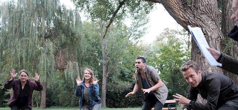 Bei dem Bewegungsspiel schlüpfen Kinder (und Naturpädagog*innen) in die Rolle einer Eiche. © LPV/J. Fischer Naturpädagoginnen bei Wald-Spiel
