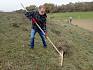 Großartige Unterstützung bei der Pflege des Naturdenkmals Trockenrasenklippe. © LPV/I. Drozdowski Freiwilliger mit Rechen