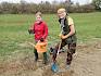 Freiwillige beim Pflanzen der Rosen als Schutz und Flächenbegrenzung. © LPV/I. Drozdowski Freiwillige beim Pflanzen der Rosen