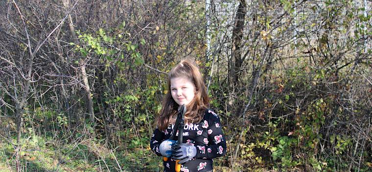 Sonnenschein statt Klassenzimmer! © LPV/F. Hohn Mädchen mit Schere