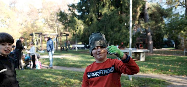 Die Kinder machten sich auf die Suche nach verschiedenen Samen. © LPV/J. Fischer Kind mit Samen