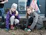 Die Kinder beim Pflanzen der Hecken-Sträucher. © LPV/J. Fischer Kinder pflanzen Hecke.