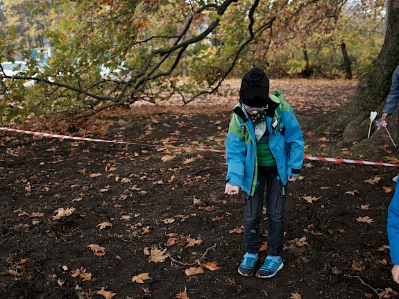 Kind bei Wieseneinsaat