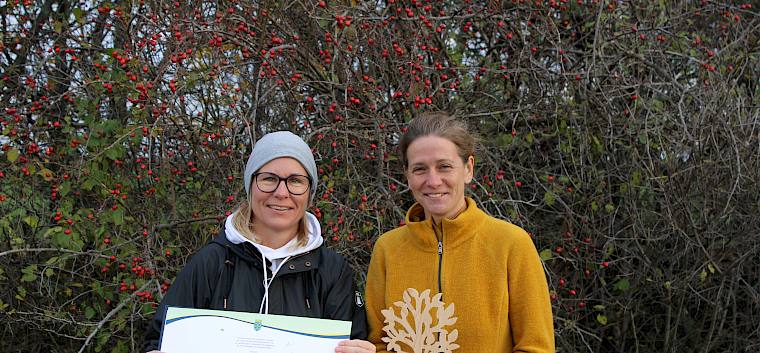 Die Marktgemeinde Oberwaltersdorf wurde gemeinsam mit dem LPV und 18 weiteren Gemeinden mit dem Josef–Schöffel–Naturschutzpreis ausgezeichnet. Am Foto Bürgermeisterin Natascha Matousek und LPV-Obfrau Irene Drozdowski. © LPV/F. Hohn Übergabe der Schöffel-Preis-Urkunde