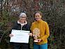Die Marktgemeinde Oberwaltersdorf wurde gemeinsam mit dem LPV und 18 weiteren Gemeinden mit dem Josef–Schöffel–Naturschutzpreis ausgezeichnet. Am Foto Bürgermeisterin Natascha Matousek und LPV-Obfrau Irene Drozdowski. © LPV/F. Hohn Übergabe der Schöffel-Preis-Urkunde