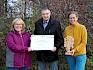Die Gemeinde Ebreichsdorf wurde gemeinsam mit dem LPV und 18 weiteren Gemeinden mit dem Josef–Schöffel–Naturschutzpreis des Landes NÖ ausgezeichnet. Am Foto Umwelt-Gr.in Hannelore Krycha, Bgm. Wolfgang Kocevar, LPV-Obfrau Irene Drozdowski. © LPV/F. Hohn Überreichung des Josef-Schöffel-Preises.