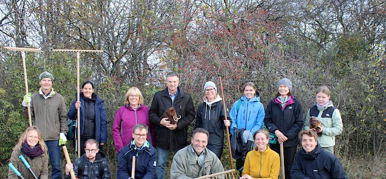 Dank vieler engagierter Freiwilliger war die Trockenrasenpflege ein voller Erfolg. Hier v.r.n.l. mit Bgm.in Natascha Matousek (Oberwaltersdorf), Bgm. Wolfgang Kocevar (Ebreichsdorf), Umwelt-GR.in Hannelore Krycha (Ebreichsdorf). © LPV/F. Hohn Gruppenfoto