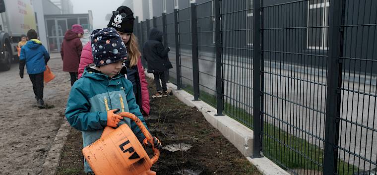 Die Kinder beim Eingießen ihrer gepflanzten Heckensträucher. © LPV/P. Wiechmann Kind mit Gießkanne