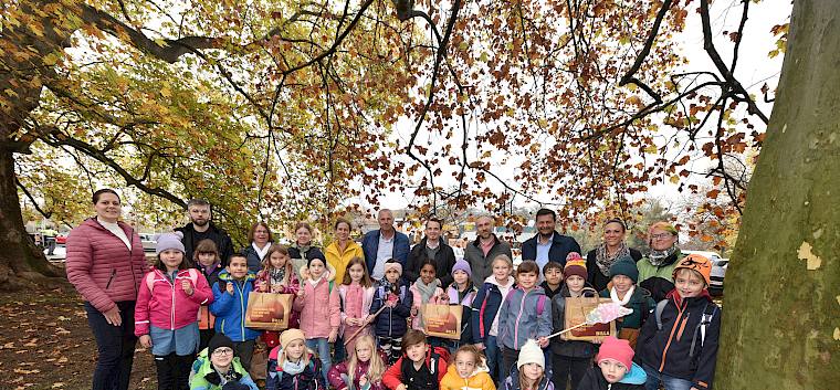 V.r.n.l. GR P.Haslinger; StR S.Eitler; M.Welzl, Dir.VS Utzgasse; I.Drozdowski, LPV; P.Merhar, BILLA Nachhaltigkeit; S.Weinlich, BILLA Vertriebsdir.; R.Würflinger, G.S.Blühendes Österreich; G.Savic, BILLA Vertriebsmanager; N.Döring,BILLA PLUSMarktmanagerin © Sonja Pohl Gruppenfoto der Klasse