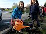 Die Kinder beim Eingießen ihrer gepflanzten Heckensträucher. © LPV/M. Frauendienst Kinder mit Gießkannen.