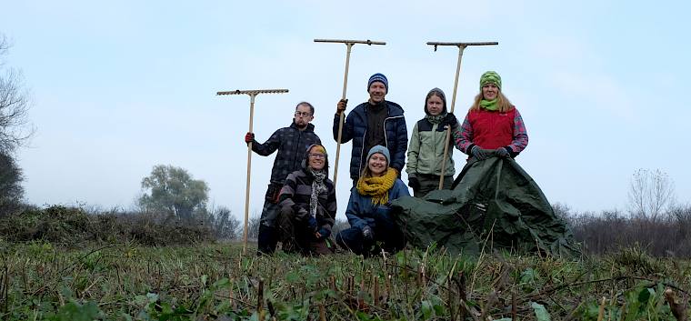 Insgesamt sechs engagierte Freiwillige setzten sich heute für die artenreiche Schweizerwiese ein. © LPV/J. Fischer Gruppenfoto der Freiwilligen