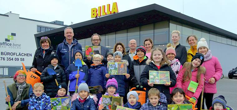 Erwachsene v.l.n.r:. J. Fischer(LPV), M. Sorger(VS Kottingbrunn), C. Prinz(Bürgermeister), D. Geissler(Fachabteilung Umwelt, Verkehr, Infrastruktur), Frau Vogel(BILLA-Marktmanager Stv.), Herr Ziervogel(BILLA-Marktmanager), I.Drozdowski(Obfrau LPV) © LPV/I. Drozdowski Gruppenfoto Klasse