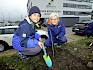 Die Kinder der 2d beim Pflanzen der Heckensträucher. © LPV/I. Drozdowski Kinder pflanzen Hecke
