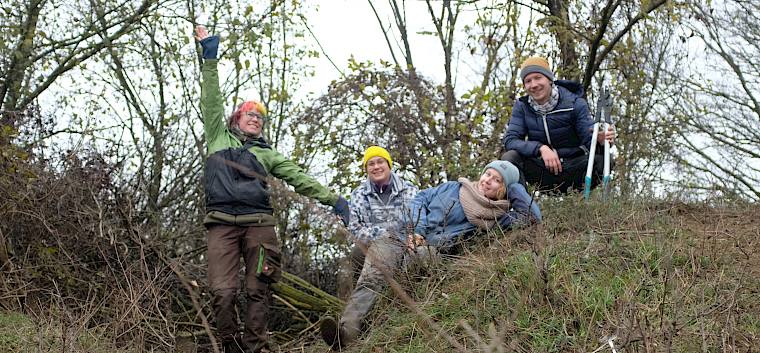 Vier engagierte Freiwillige setzten sich heute für die biologisch wertvollen Trockenrasen auf der Schanze 13 ein. © LPV/J. Fischer Gruppenfoto