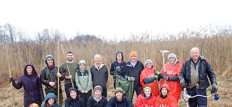 Insgesamt 20 Freiwillige setzten sich heute tatkräftig für die Artenvielfalt im Herrngras in Moosbrunn ein. © LPV/I. Drozdowski Gruppenfoto der Freiwilligen