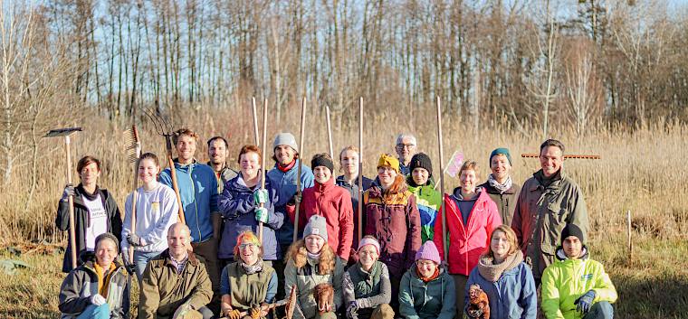 Insgesamt 24 Freiwillige setzten sich heute tatkräftig für den Erhalt der biologischen Vielfalt ein. Bürgermeister Paul Frühling kam vorbei und bedankte sich für den großartigen Einsatz. © Der weise Hai e.U. Freiwillige in Moosbrunn