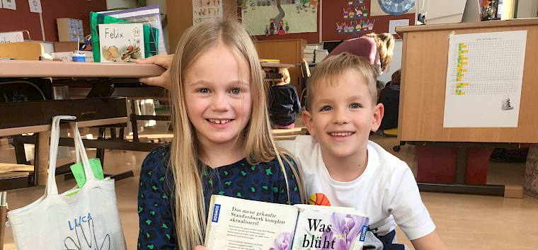 Mit Tablets und Büchern suchten die Kinder Hintergrundinfos für das Pflanzen-Bestimmungsbuch. © LPV/M. Frauendienst Kinder recherchieren