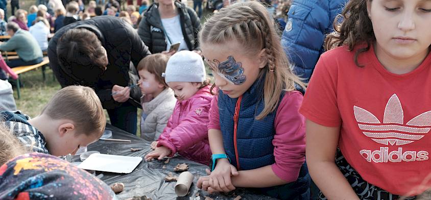 Heidefest-Kinderprogramm: Beim Bastelstand.