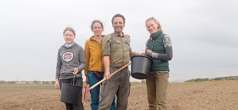 Heute säten vier Freiwillige Trockenrasensaatgut auf den Nachbarflächen der Naturdenkmäler Kuhschellenwiese und Trockenrasenklippe ein. © LPV/I. Drozdowski Gruppenfoto der Freiwilligen