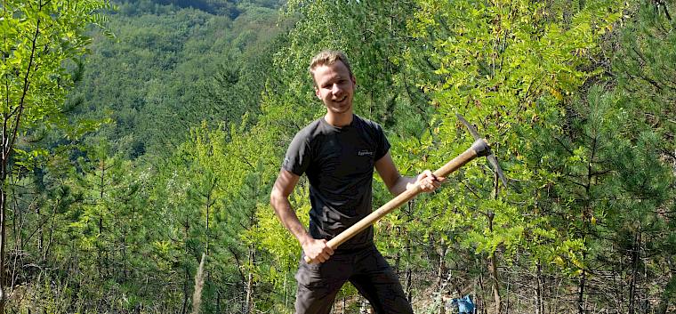 Mit dem Krampen wurde die Goldrute möglichst mit Wurzel ausgehackt. © LPV/I. Drozdowski Freiwilliger mit Krampen